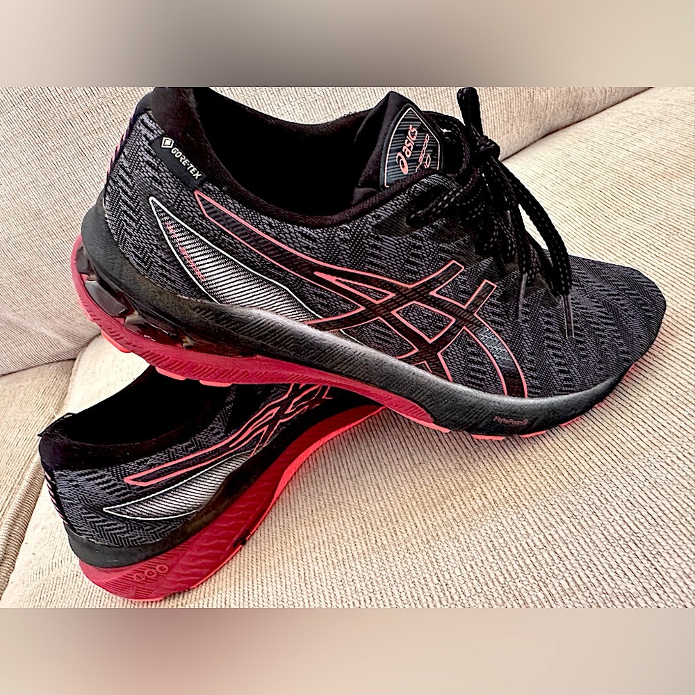 ASICS Gel Cumulus Gore-Tex Women's Running Shoes - Black with Pink Accents
